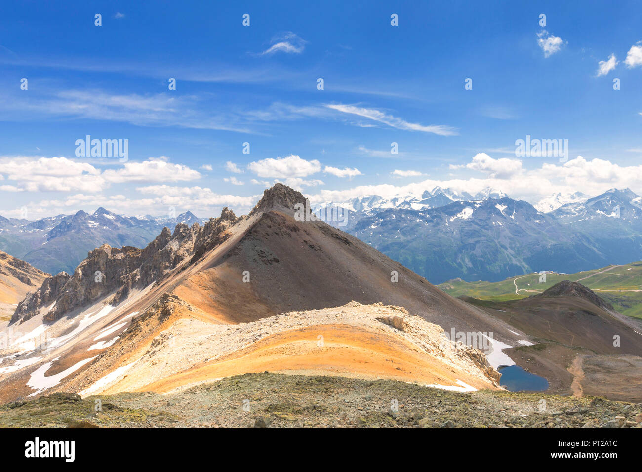 Rocce colorate a Fuorcla Valletta con il gruppo del Bernina in background, Engadina, Grigioni, Svizzera, Europa Foto Stock