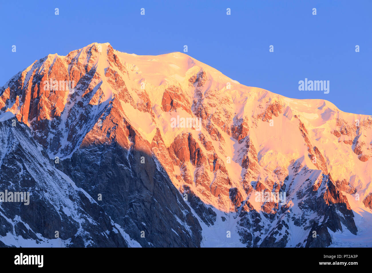 Mont Blanc illuminata dal sole nascente, Val Ferret, Courmayeur, in Valle d'Aosta, Italia, Europa Foto Stock