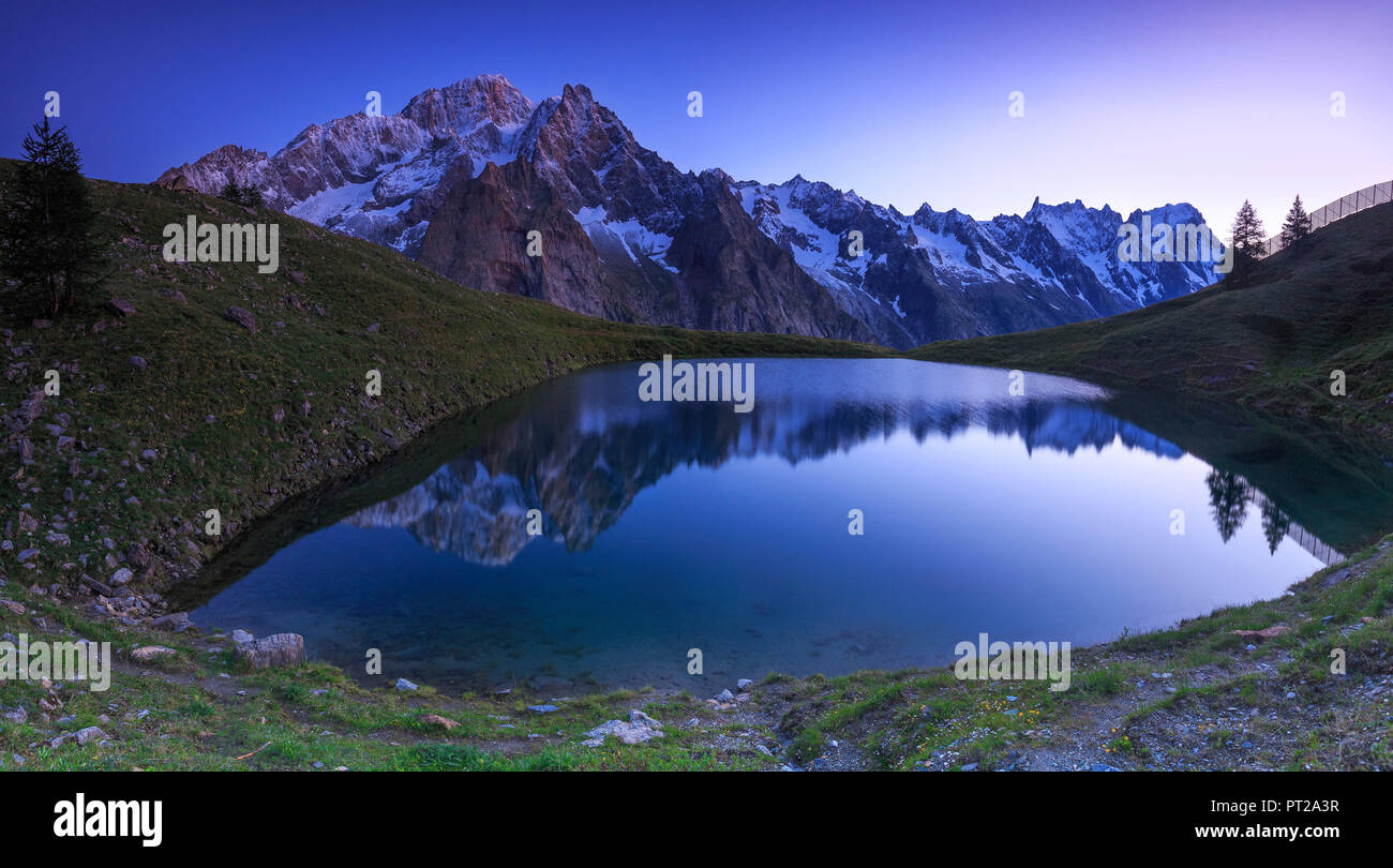 Mont Blanc mountain range è riflessa in Lac Checrouit durante il crepuscolo, Checrouit Lago, Val Veny, Courmayeur, in Valle d'Aosta, Italia, Europa Foto Stock