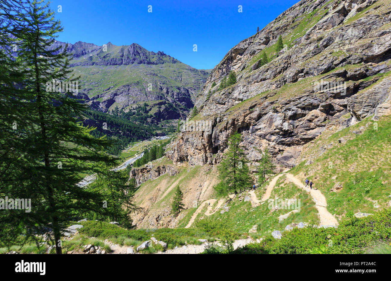 Un sentiero che conduce a Vittorio Emanuele II capanna, Valsavarance, Valle d'Aosta, Italia, Europa Foto Stock