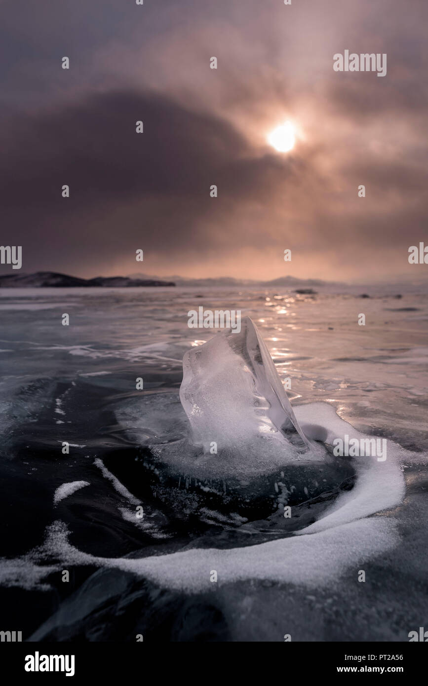Un pezzo di ghiaccio al di fuori del ghiaccio piatte del lago Baikal, Regione di Irkutsk, Siberia, Russia Foto Stock