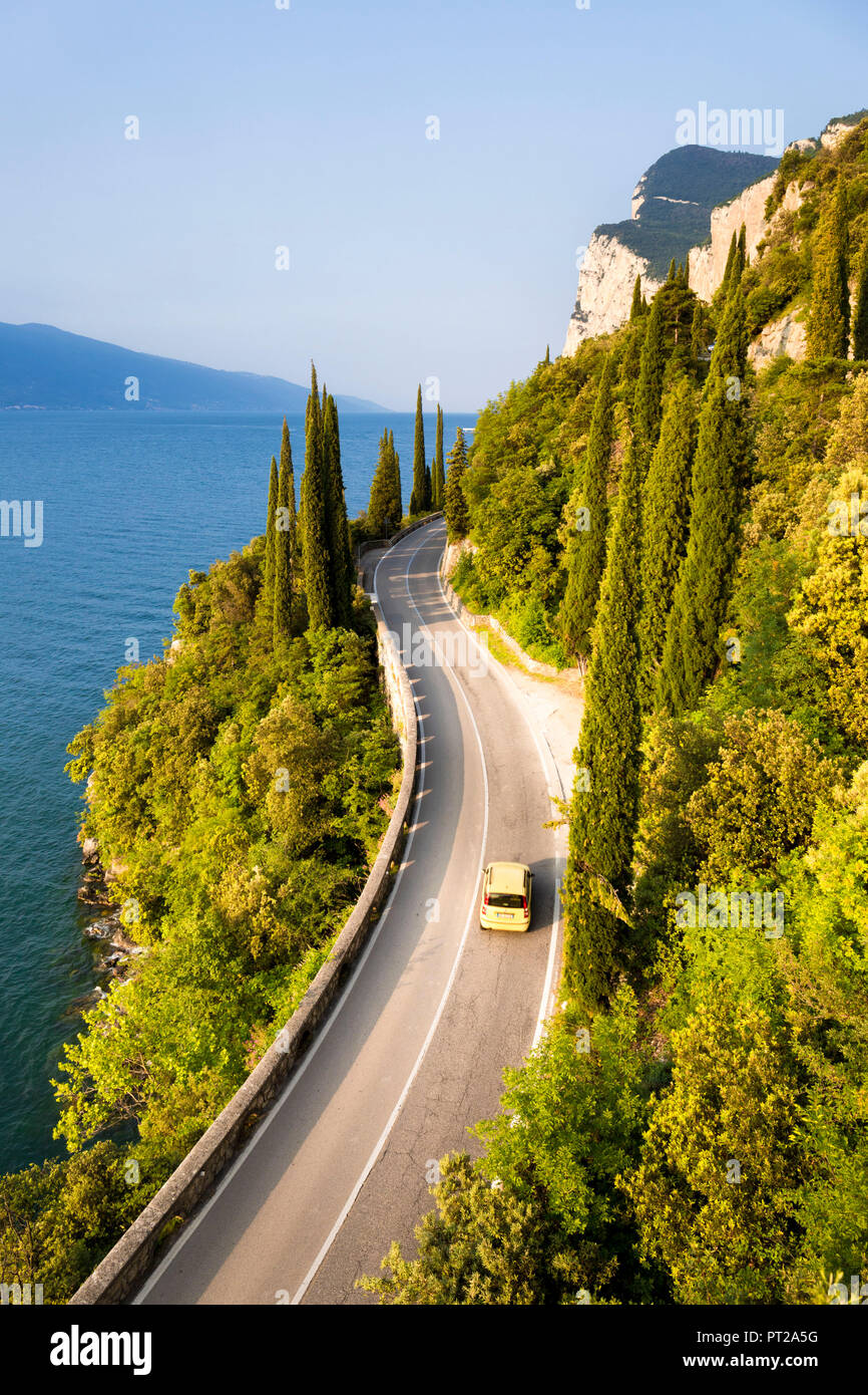 Scenic SS45 strada sul lato ovest del Lago di Garda, distretto di Brescia, Lombardia, Italia Foto Stock