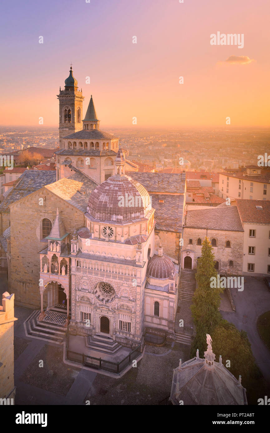 Basilica di Santa Maria Maggiore con la Cappella Colleoni da sopra durante il tramonto, Bergamo(città alta), Lombardia, Italia, Foto Stock