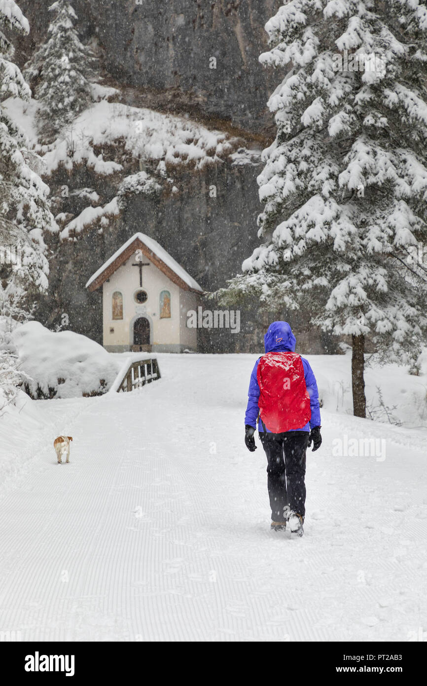 È una ragazza camminare all'interno dei Serrai di Sottoguda gola ai piedi della Marmolada (Sottoguda, Rocca Pietore, provincia di Belluno, Veneto, Italia, Europa) Foto Stock