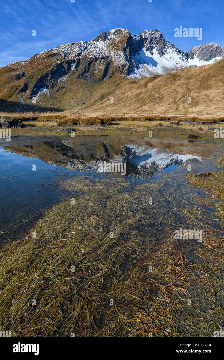 Lancebranlette riflessa nel lago Verney al piccolo St, Bernardo, La Thuile, Valle d'Aosta, Italia Foto Stock