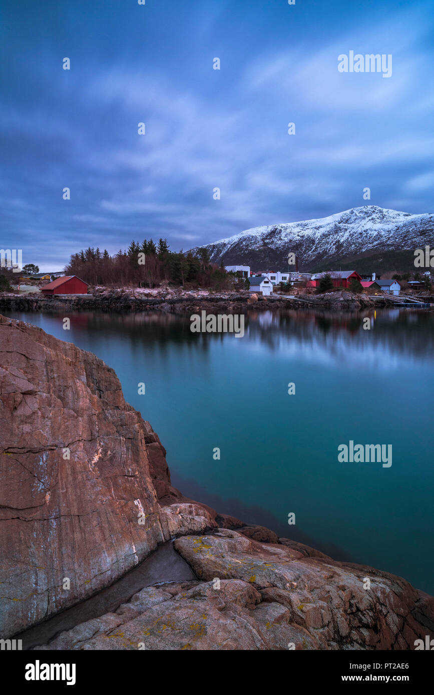 Un tipico inverno giorno nuvoloso in Langevåg, Vestlandet, More og Romsdal county, Norvegia, Europa Foto Stock