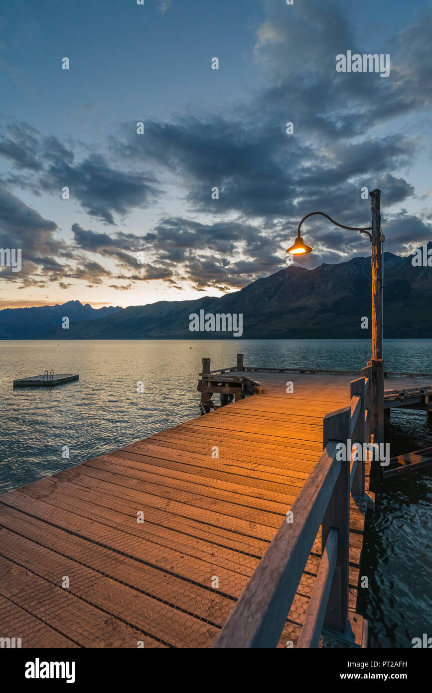 Il Jetty con lampada posta al crepuscolo, Glenorchy, Queenstown Lake District, regione di Otago, South Island, in Nuova Zelanda, Foto Stock