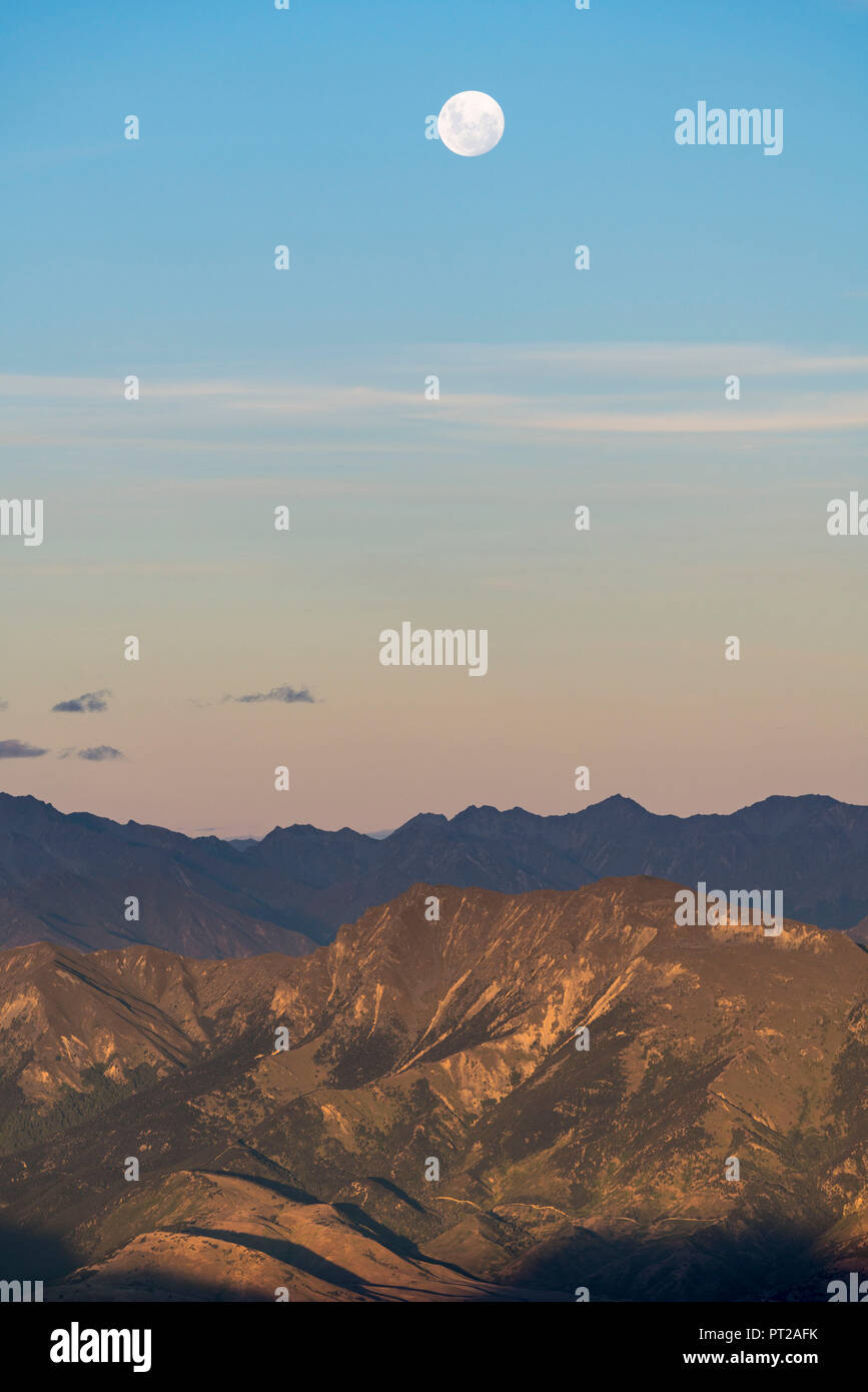 Luna su Mt Aspiring NP da Roys Peak lookout al tramonto, Wanaka, Queenstown distretto dei laghi, regione di Otago, South Island, in Nuova Zelanda, Foto Stock