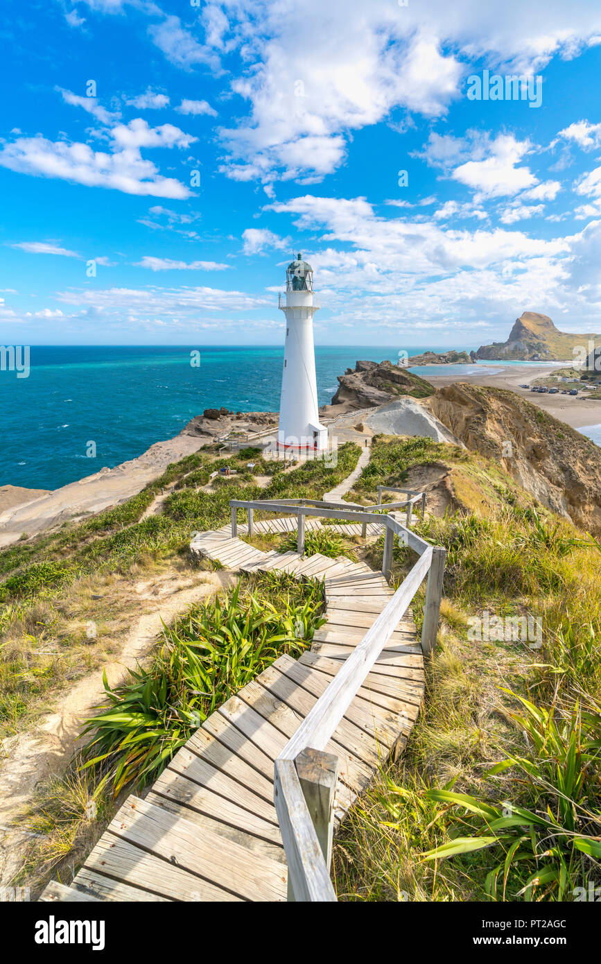 Castlepoint faro e il castello di roccia in background, Castlepoint, Wairarapa regione, Isola del nord, Nuova Zelanda, Foto Stock