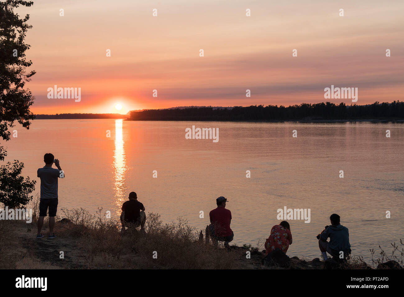 Oregon, Columbia River, turisti scattare foto del tramonto Foto Stock