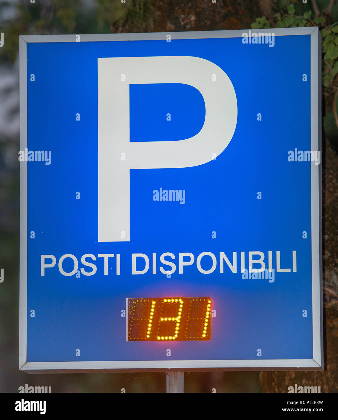 Segno che indica quanti posti sono disponibili per il parcheggio Foto Stock