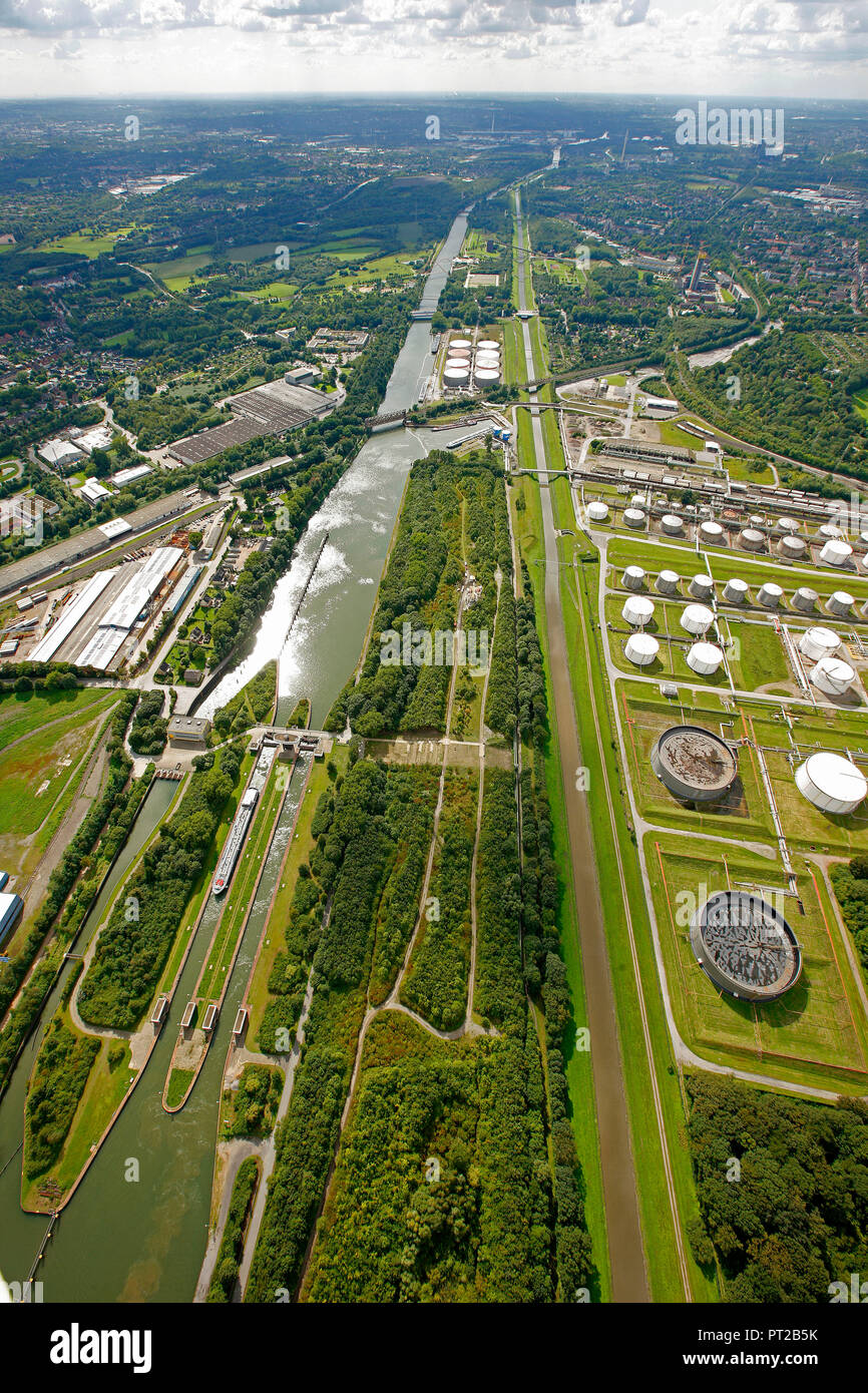 Vista aerea, Emscher, arte, Olaf Nicolai e Douglas Gordon con Mogwai Monumento per un futuro già dimenticato, pietra, Wild Island, bloccare, Gelsenkirchen, Emscherkunst.2010, opere d'Arte all'Emscher, la zona della Ruhr, Renania settentrionale-Vestfalia, Germania, Europa Foto Stock