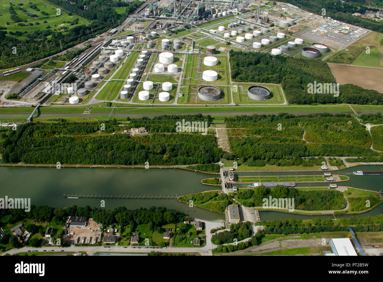 Vista aerea, Emscher, arte, Olaf Nicolai e Douglas Gordon con Mogwai Monumento per un futuro già dimenticato, pietra, Wild Island, bloccare, Gelsenkirchen, Emscherkunst.2010, opere d'Arte all'Emscher, la zona della Ruhr, Renania settentrionale-Vestfalia, Germania, Europa Foto Stock