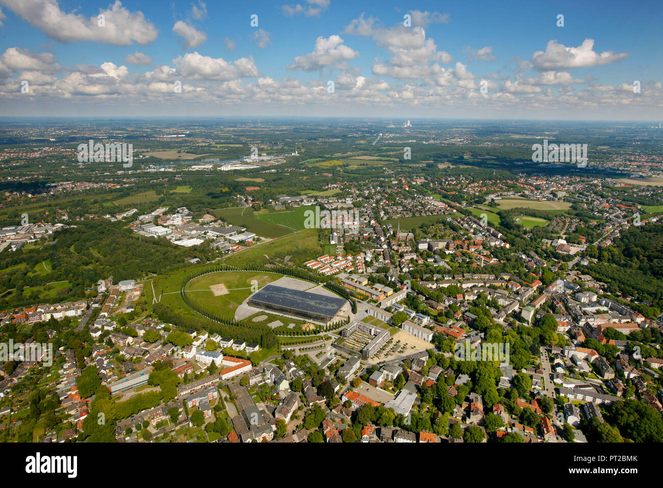 Foto aerea, accademia solare Mont Cenis Herne-Sodingen, il più grande d'Europa tetto solare, pannelli solari, fonti di energia rinnovabili Centro eventi, hotel, vista aerea, ASB sale riunioni e centro di cura Mont-Cenis, Herne, la zona della Ruhr, Renania settentrionale-Vestfalia, Germania, Europa Foto Stock