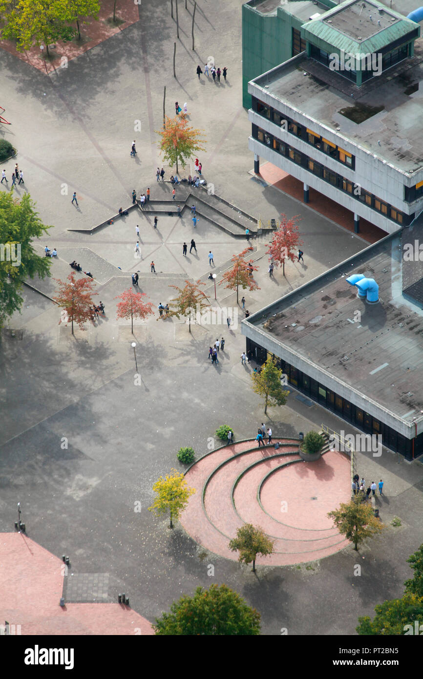 Vista aerea, schoolyard, parco giochi, alunni, break, tempo libero, scuola secondaria del centro scolastico Brauck, Gladbeck, la zona della Ruhr, Renania settentrionale-Vestfalia, Germania, Europa Foto Stock
