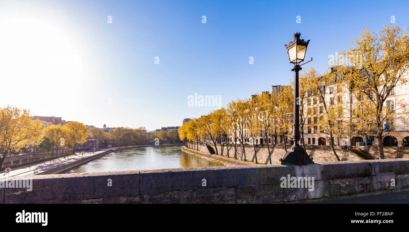 Francia, Parigi, via la luce sul Pont Marie Foto Stock