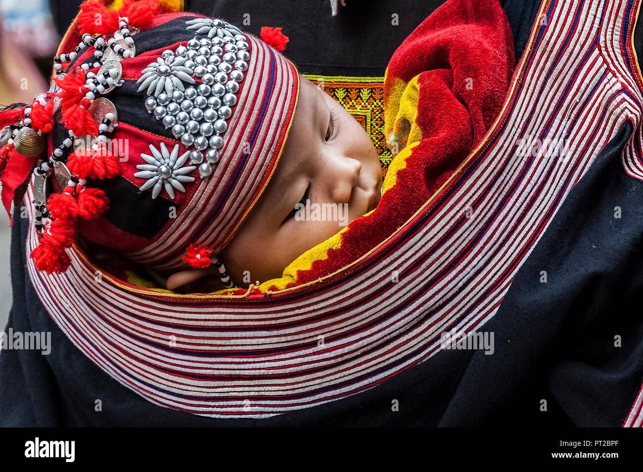 Una donna tribale appartenenti al rosso Dao tribù in Vietnam Foto Stock