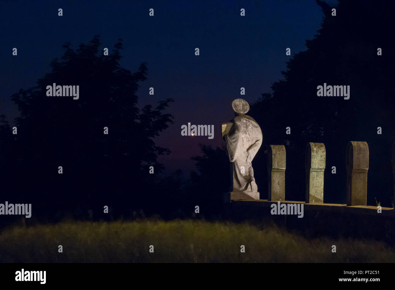 Germania, Hesse, Hochtaunuskreis, pianeti Giove e Venere davanti a un cimitero scultura Foto Stock