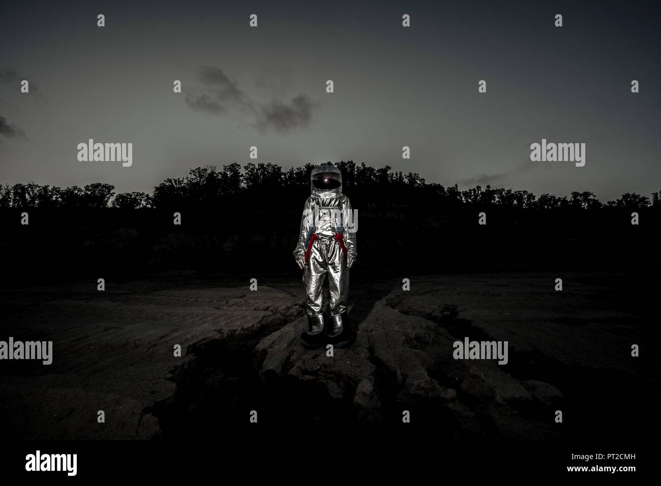 Spaceman esplorando il pianeta anonimi Foto Stock