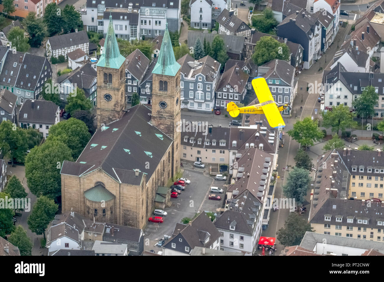 Città vecchia di Schwelm, Christuskirche Schwelm, giallo aereo PIPER Cub oltre Schwelm, piazza della chiesa, la piazza del mercato, Schwelm, la zona della Ruhr, Nord Reno-Westfalia, Germania Foto Stock