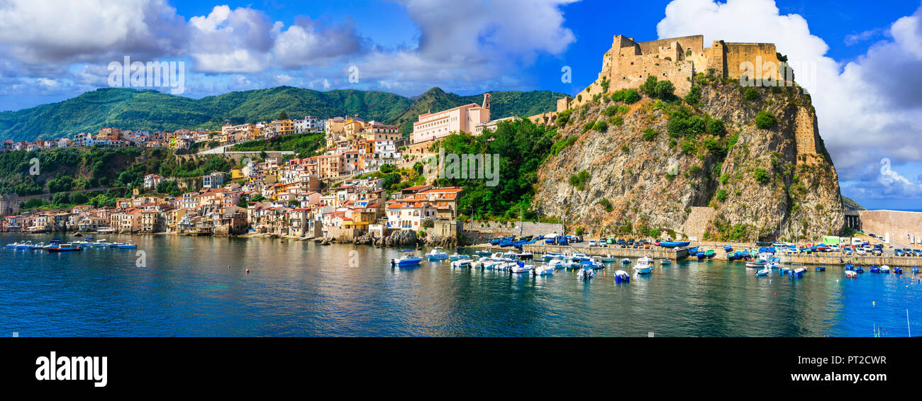 Bellissimo villaggio di Scilla ,vista con vecchio castello,case e mare,Calabria,l'Italia. Foto Stock