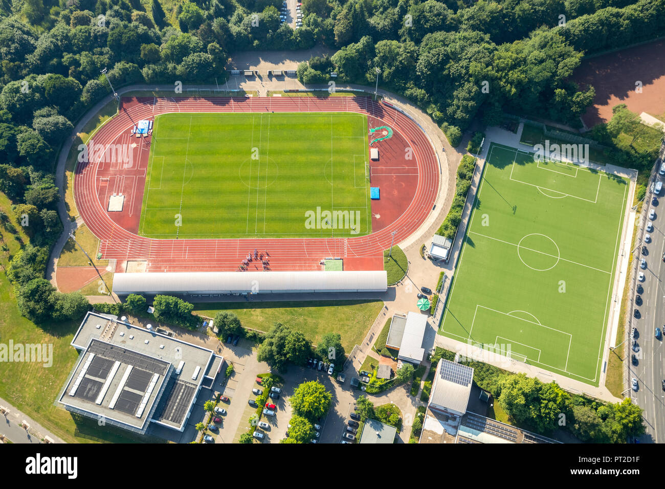Concorsi e organizzatore annuncio sulla pista rossa in Jahnstadion Bottrop, Bundesjugendspiele, Bottrop, la zona della Ruhr, Nord Reno-Westfalia, Germania Foto Stock