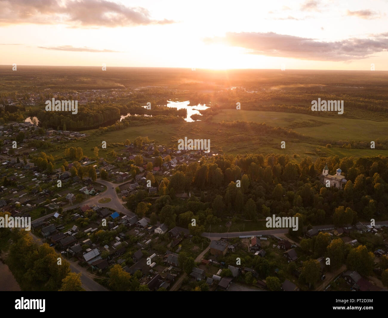 La Russia, l'oblast di Leningrado, vista aerea di Tikhvin al tramonto Foto Stock
