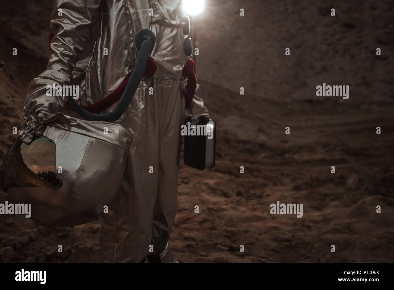 Spaceman esplorando il pianeta anonimi, tenendo in mano la torcia Foto Stock
