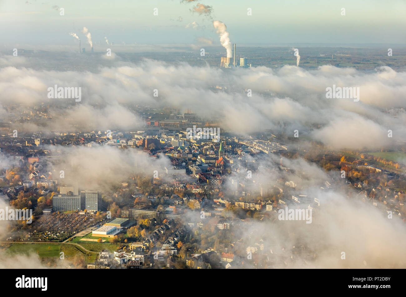 Vista del centro della città di Hamm attraverso la nebbia aleggia, Paulus chiesa, nuovo progetto Lippe Kanal edge, tra Hamm-Lippewiesen aeroporto e Hamm, Datteln-Hamm-Kanal, LIPPE, Hamm, la zona della Ruhr, Nord Reno-Westfalia, Germania Foto Stock