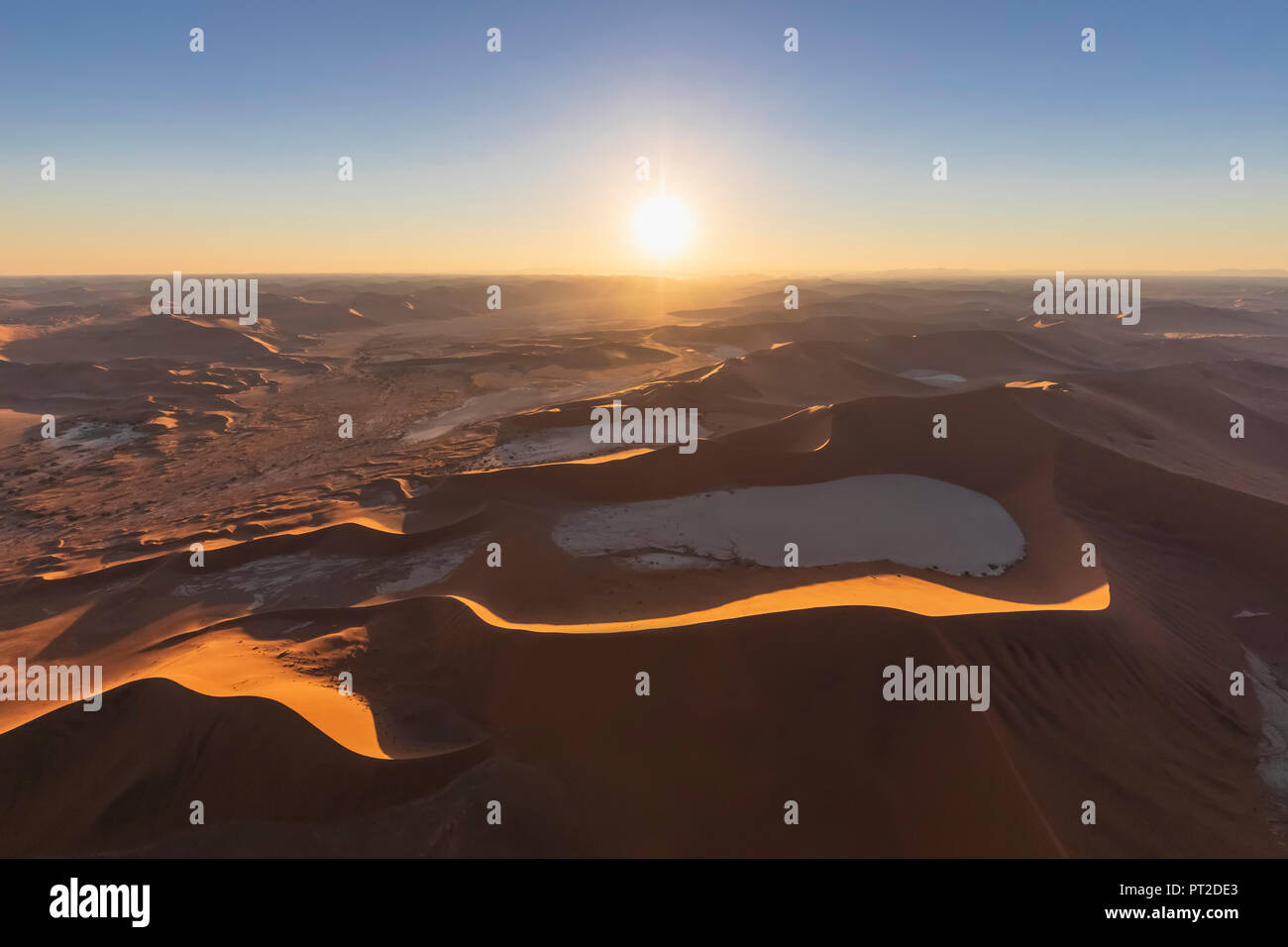 Africa, Namibia, Namib Desert, Namib-Naukluft National Park, vista aerea di Deadvlei e 'Big Daddy' contro il sole Foto Stock