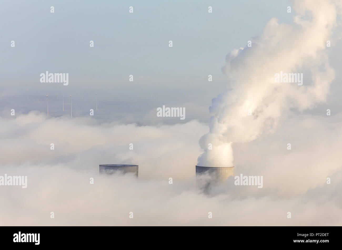 RWE Westfalen Power Plant, nebbia mattutina, nuvole, la pianta di potere emergente dal basso la copertura nuvolosa, Hamm, la zona della Ruhr, Nord Reno-Westfalia, Germania Foto Stock