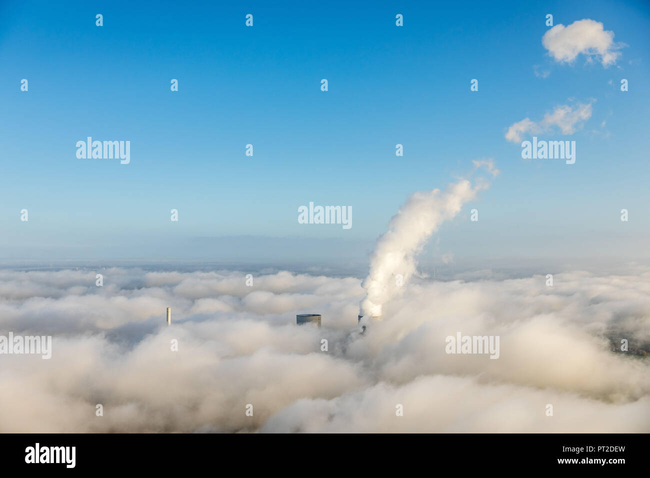 RWE Westfalen Power Plant, nebbia mattutina, nuvole, la pianta di potere emergente dal basso la copertura nuvolosa, Hamm, la zona della Ruhr, Nord Reno-Westfalia, Germania Foto Stock