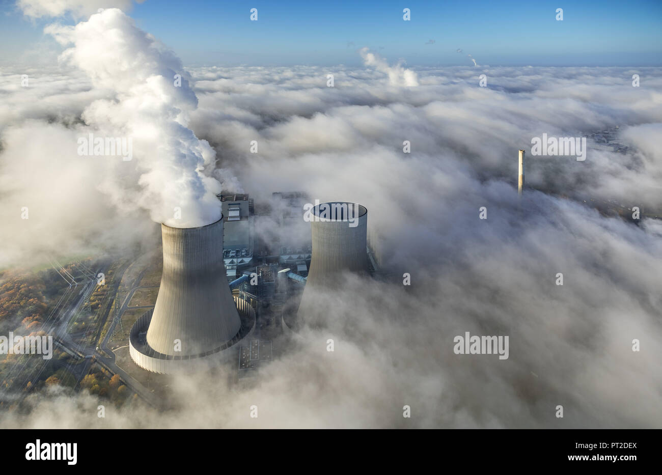 RWE Westfalen Power Plant, nebbia mattutina, nuvole, la pianta di potere emergente dal basso la copertura nuvolosa, Hamm, la zona della Ruhr, Nord Reno-Westfalia, Germania Foto Stock