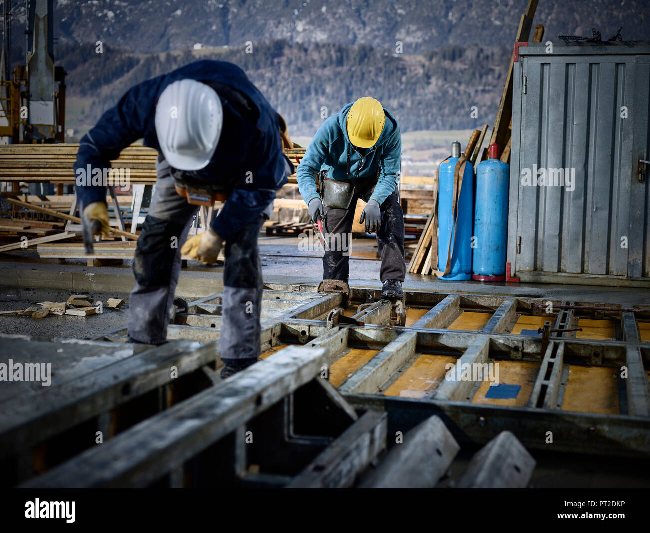 Costruzione i lavoratori che operano su legno compensato Foto Stock