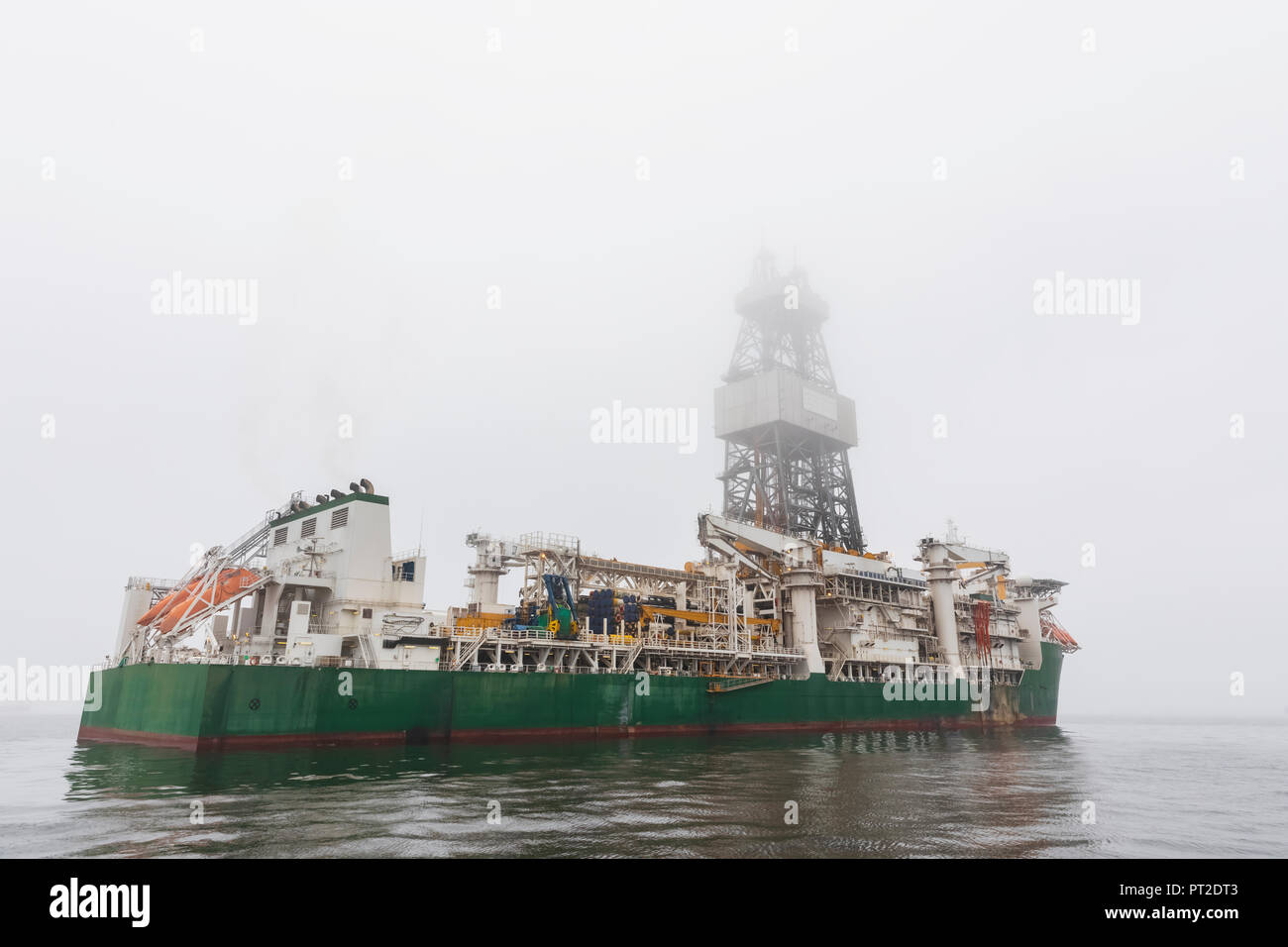 La Namibia, Walvis Bay, oil rig su una barca a haze Foto Stock