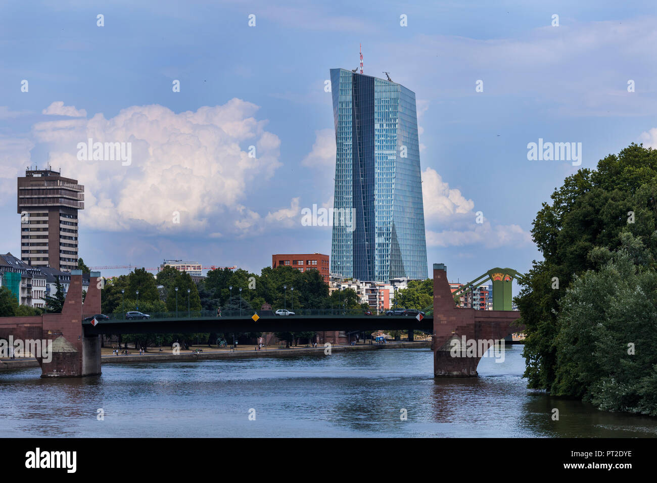 Germania, Francoforte, vista della Banca centrale europea con il vecchio ponte sul fiume principale in primo piano Foto Stock