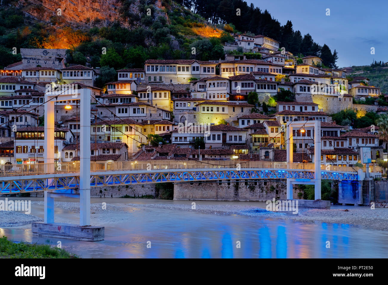 Albania, Berat County, Berat, Mangalem, case ottomane e castle rock al blue ora, ponte sul fiume Osum Foto Stock