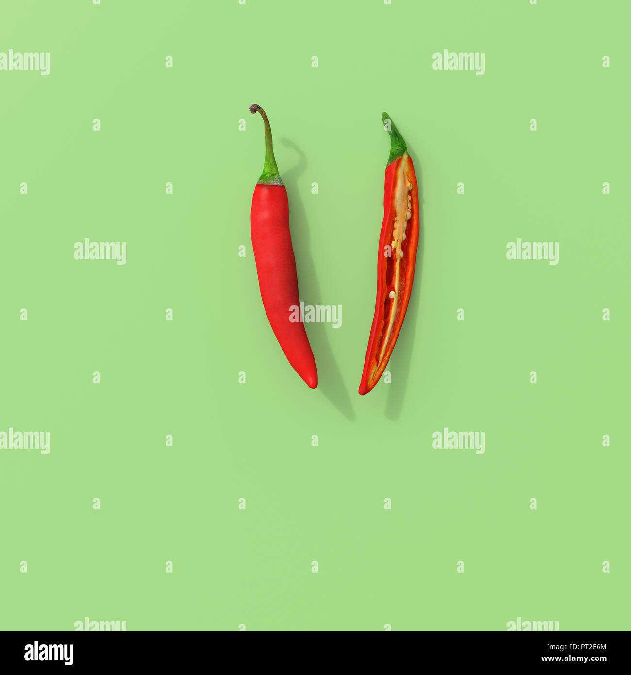 3D rendering, fette di peperoncino rosso su sfondo verde Foto Stock
