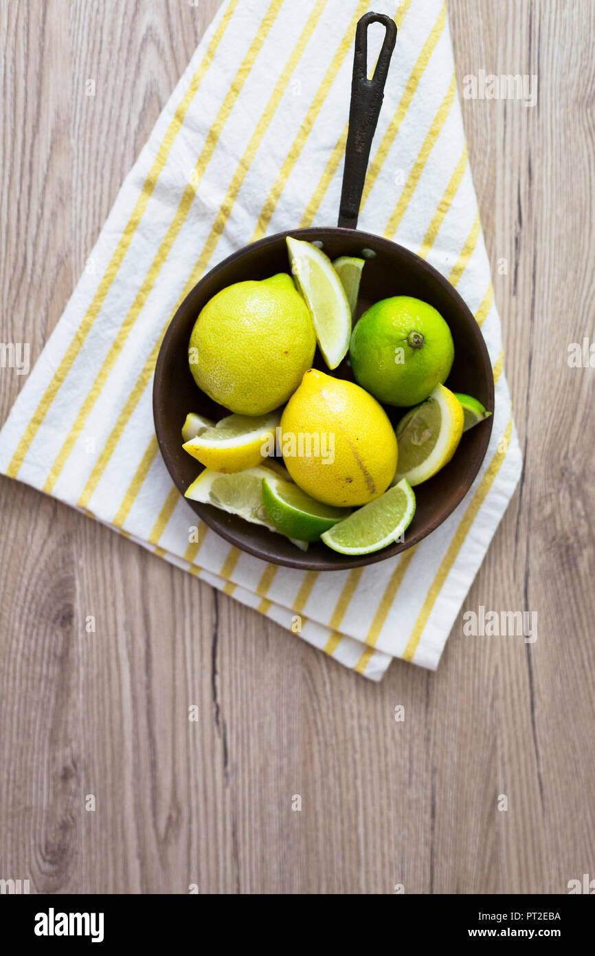 Limone fresco in padella, vista aerea Foto Stock