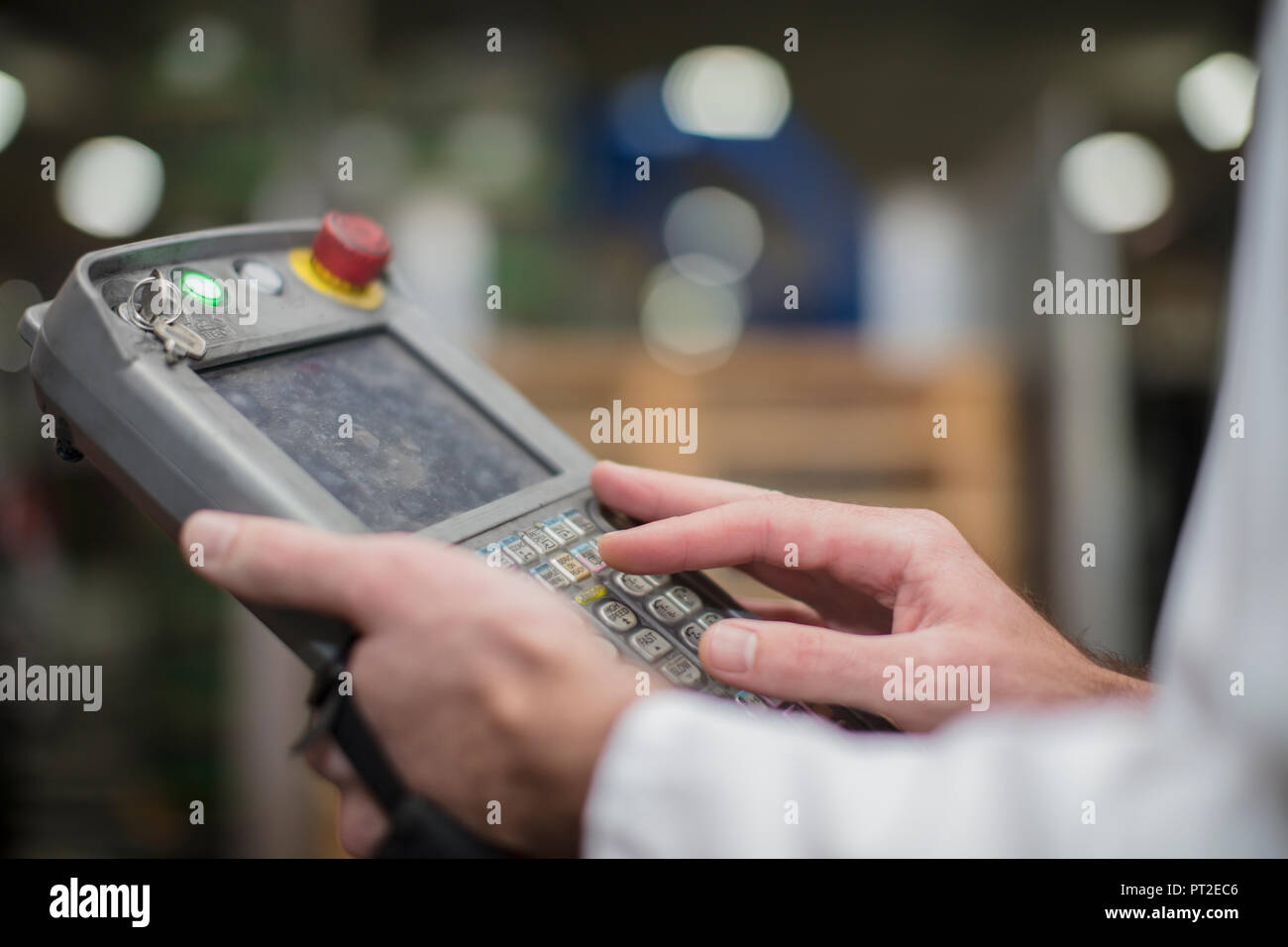 Lavoratore utilizzando il pannello di controllo Foto Stock