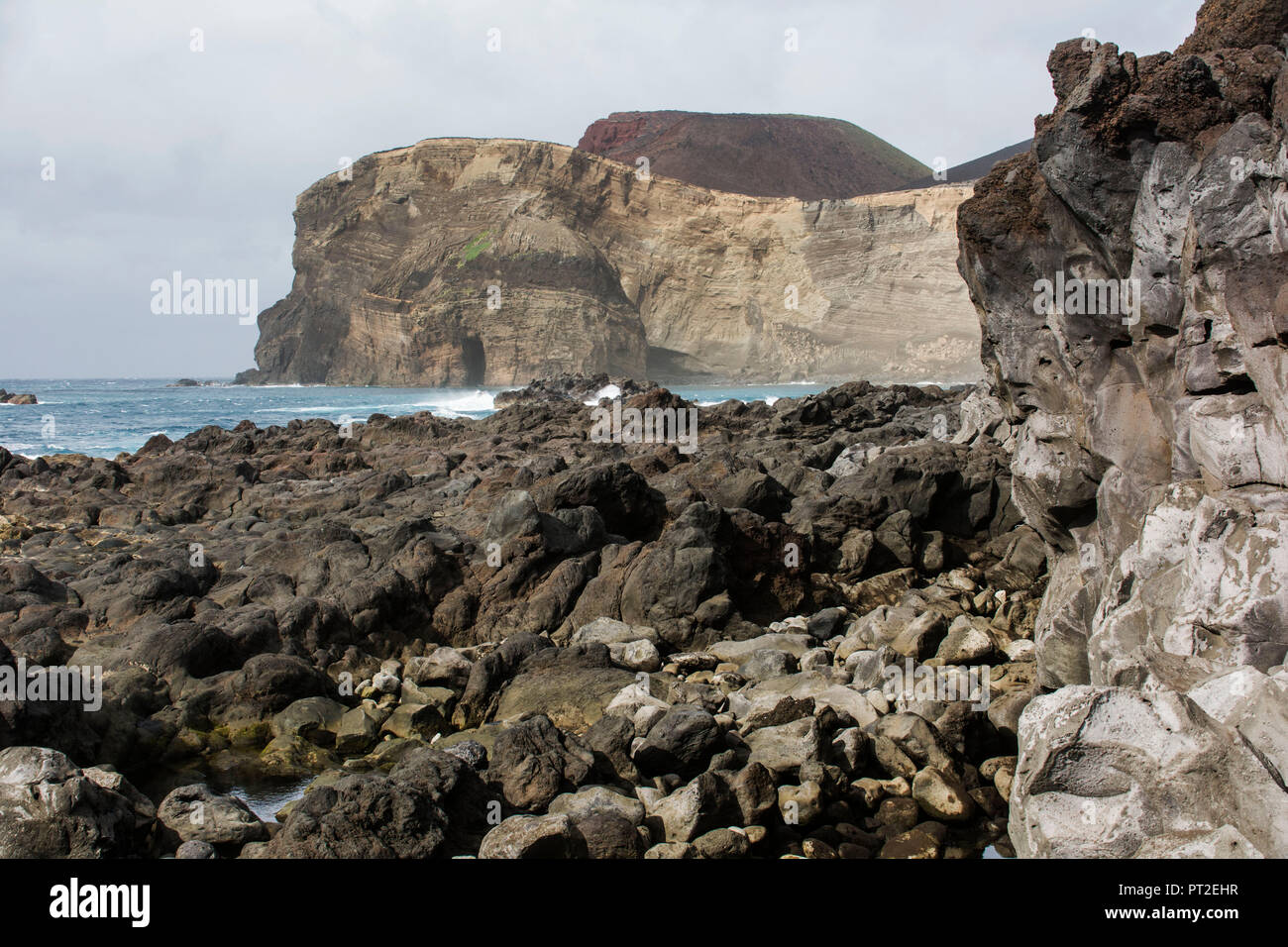 Vulcanica paesaggio costiero della Ponta dos Capelinhos Foto Stock