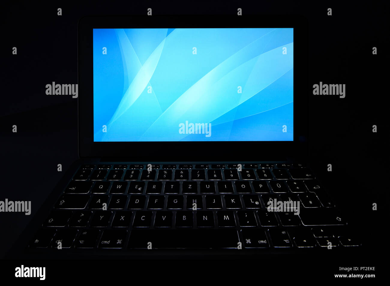 Computer portatile con schermo vuoto, schermata blu, Cibercriminalità immagine simbolica, la protezione dei dati Foto Stock
