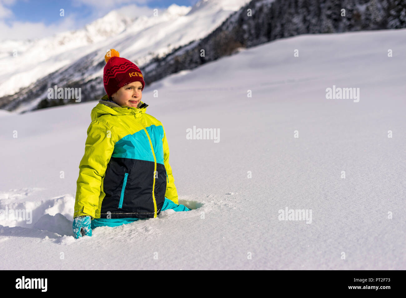 Europa austria, tirolo, Ötztal, Obergurgl, Little Boy in piedi nella neve profonda Foto Stock