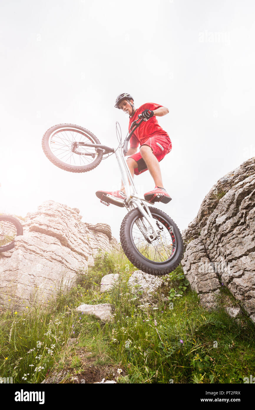 Biker acrobatico su trial bike Foto Stock