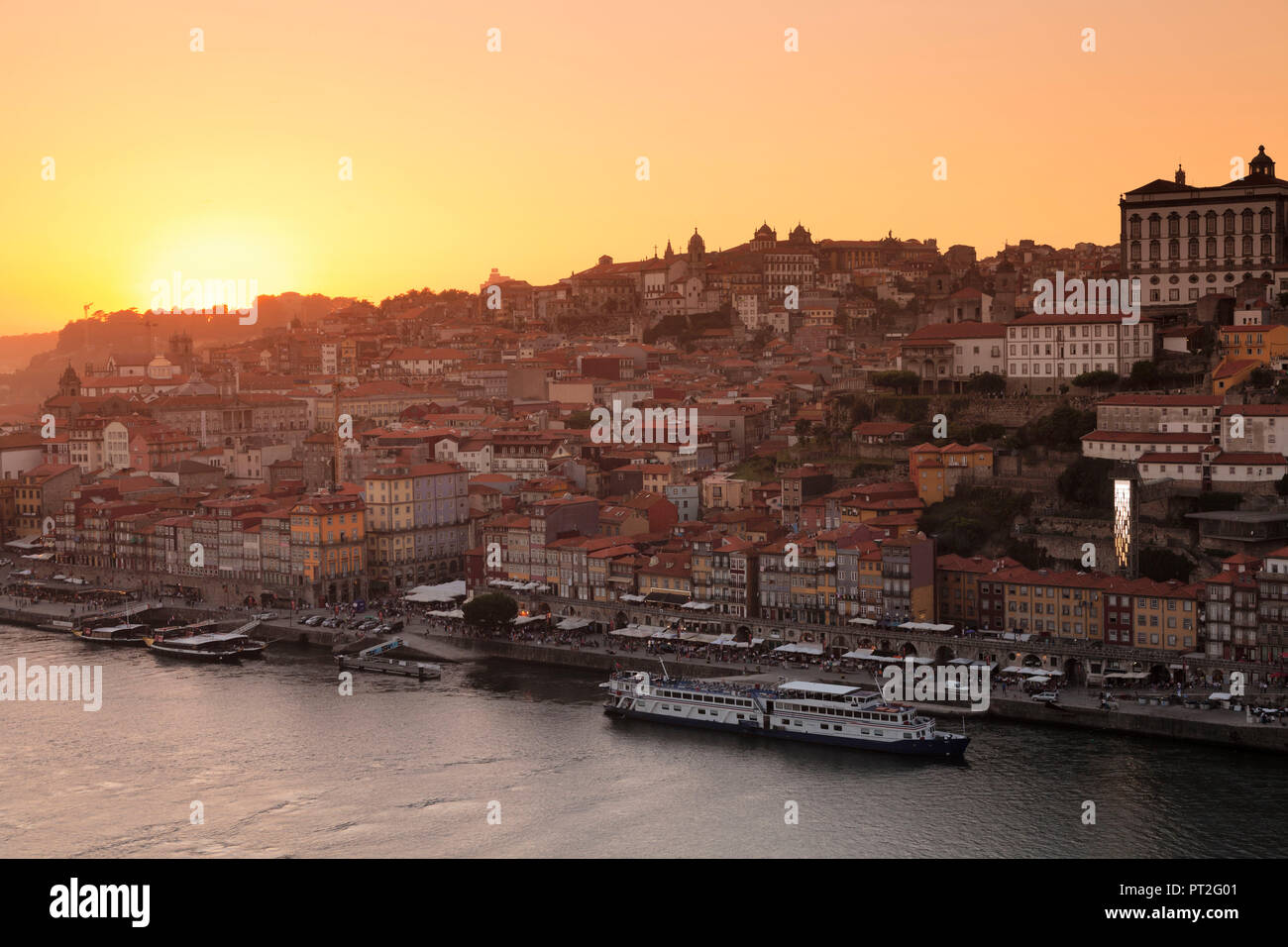 Vista sul fiume Douro per il quartiere Ribeira, Sito Patrimonio Mondiale dell'UNESCO, Porto, regione Norte, Portogallo Foto Stock