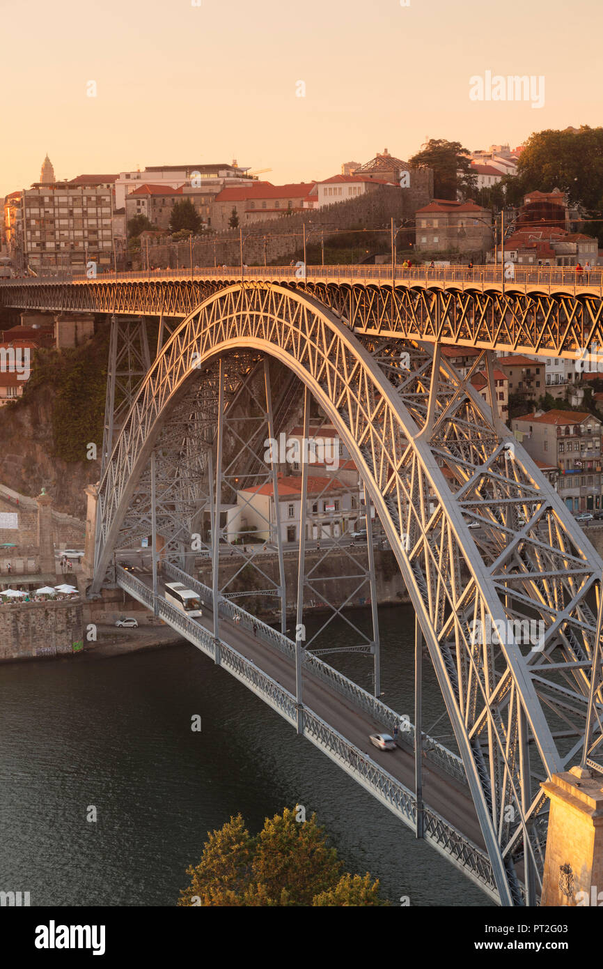 Ponte Dom Luis I. ponte sul fiume Douro, Ribeira città vecchia, Sito Patrimonio Mondiale dell'UNESCO, Porto, regione Norte, Portogallo Foto Stock
