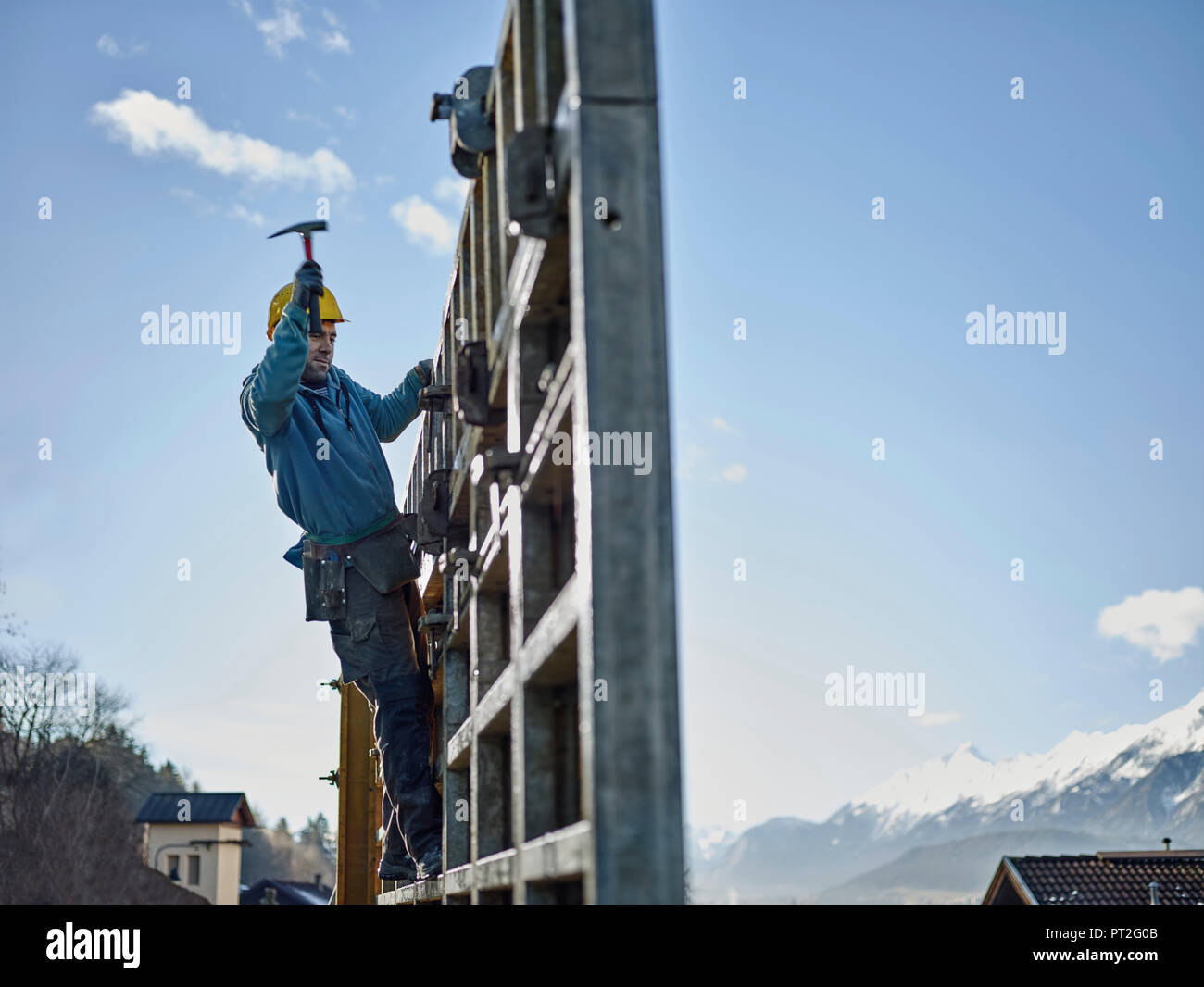 Operaio edile lavorando su legno compensato Foto Stock