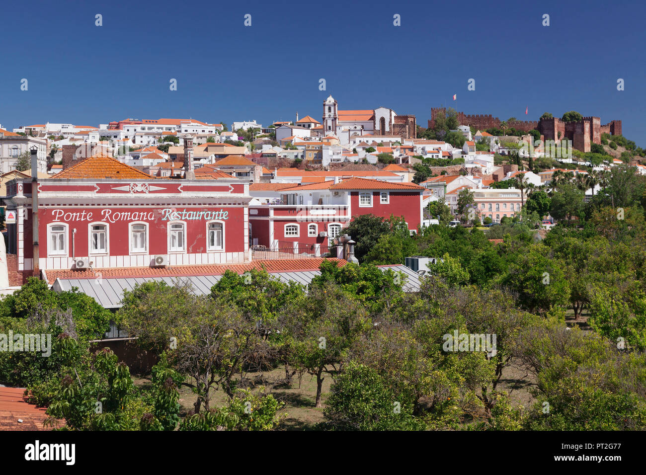 Vista sopra la città vecchia per la cattedrale e il castello, Silves, Algarve, PORTOGALLO Foto Stock