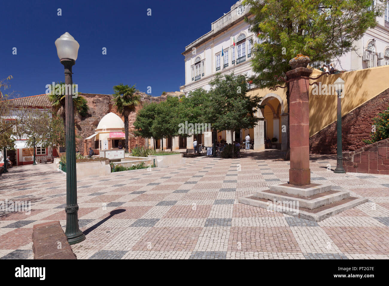 Piazza di fronte al municipio, Silves, Algarve, PORTOGALLO Foto Stock