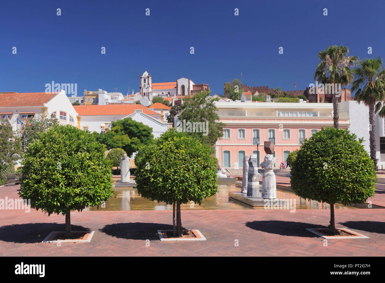 Praca Al Muthamid, vista la cattedrale e il castello, Silves, Algarve, PORTOGALLO Foto Stock